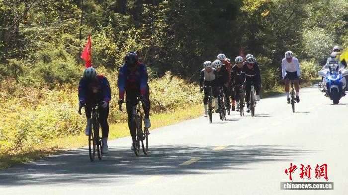 2025中国·伊春大箐山公路自行车赛圆满落幕 郑耀