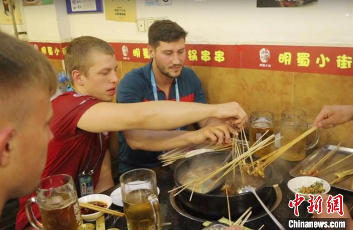 成都大运会外国代表团成员开启寻味之旅 感受舌