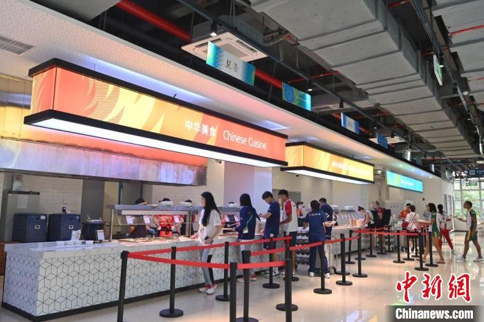 成都大运会外国代表团成员开启寻味之旅 感受舌