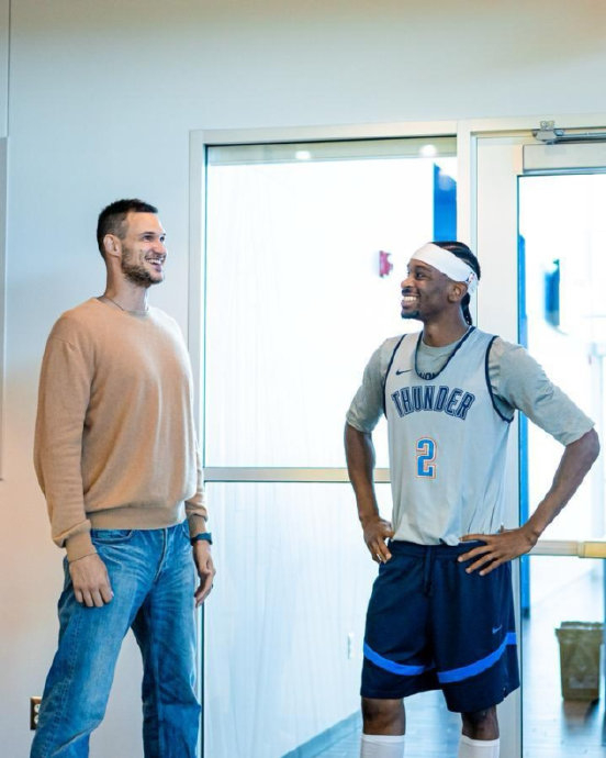 加里纳利俄克拉荷马城与老队友合照感慨球队活