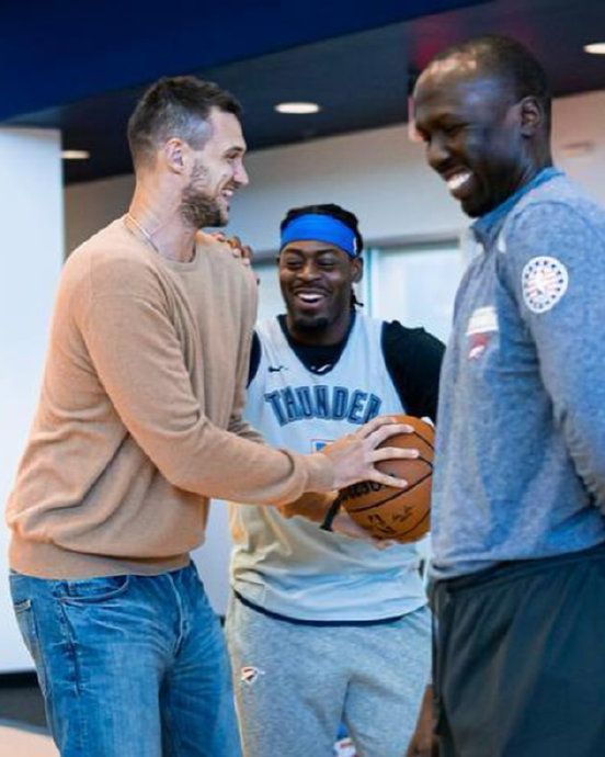 加里纳利俄克拉荷马城与老队友合照感慨球队活