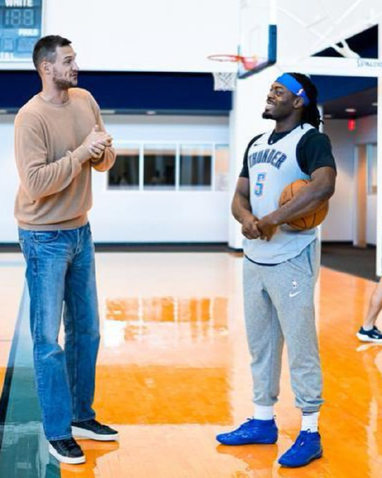 加里纳利俄克拉荷马城与老队友合照感慨球队活