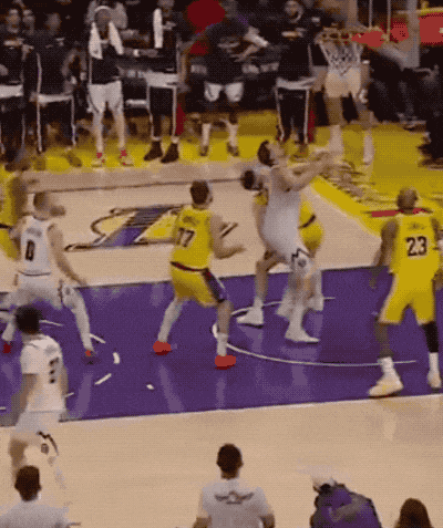 詹姆斯鱼跃救球致膝盖受伤引热议