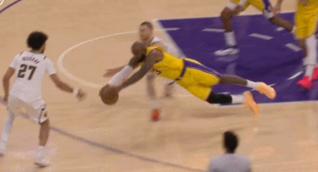 詹姆斯鱼跃救球致膝盖受伤引热议