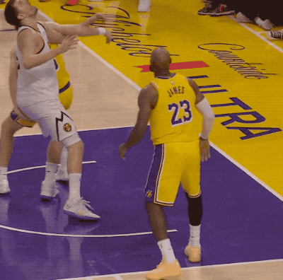 詹姆斯鱼跃救球致膝盖受伤引热议