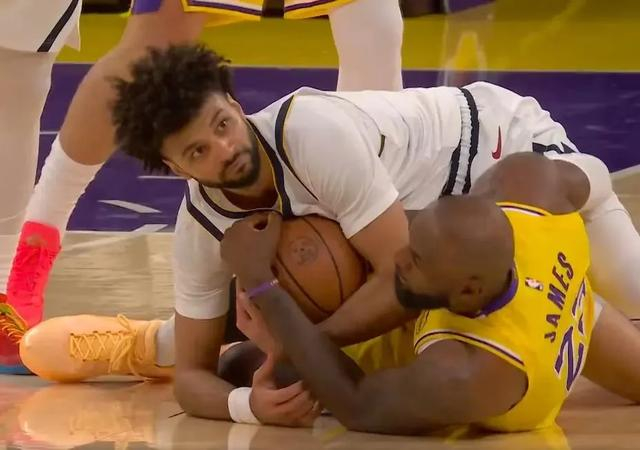 詹姆斯鱼跃救球致膝盖受伤引热议