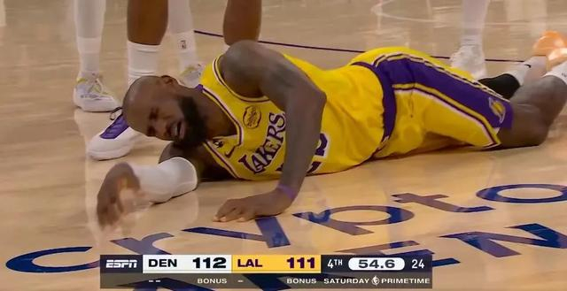 詹姆斯鱼跃救球致膝盖受伤引热议