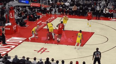 詹姆斯鱼跃救球致膝盖受伤引热议