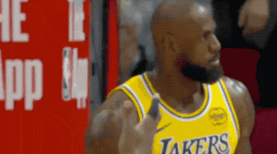 詹姆斯鱼跃救球致膝盖受伤引热议