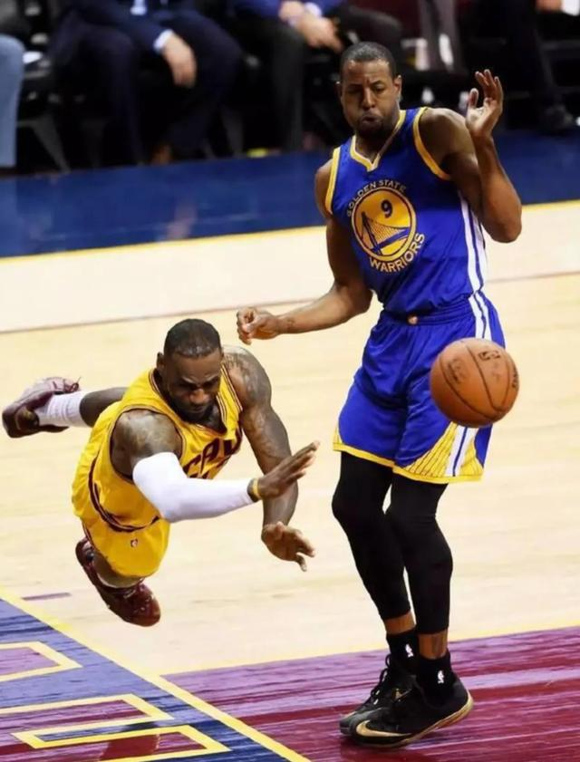 詹姆斯鱼跃救球致膝盖受伤引热议