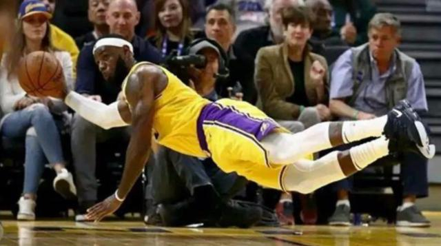 詹姆斯鱼跃救球致膝盖受伤引热议