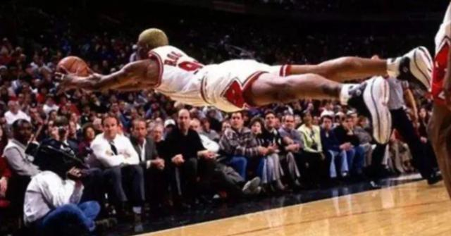 詹姆斯鱼跃救球致膝盖受伤引热议