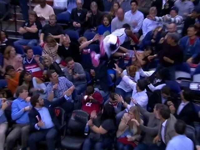 詹姆斯鱼跃救球致膝盖受伤引热议