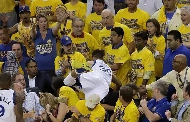 詹姆斯鱼跃救球致膝盖受伤引热议