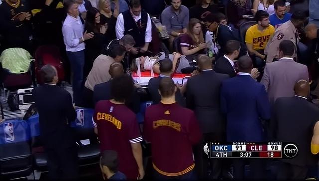 詹姆斯鱼跃救球致膝盖受伤引热议