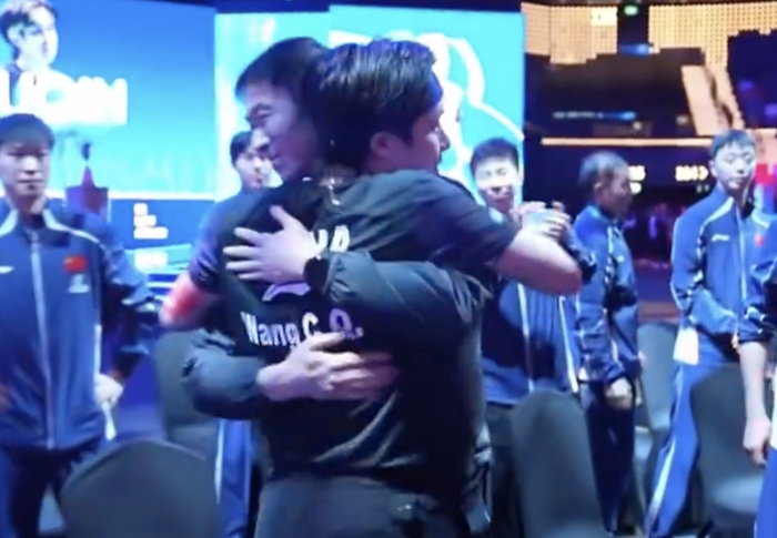 王楚钦力克松岛辉空首夺世界杯冠军，赛后拥抱