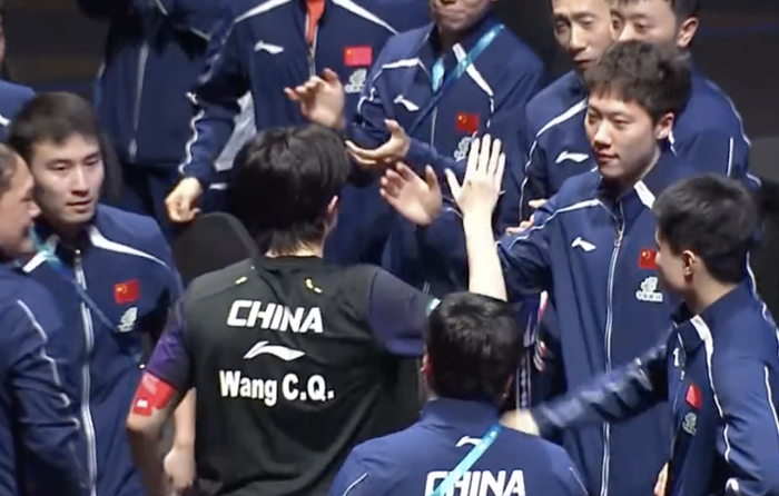 王楚钦力克松岛辉空首夺世界杯冠军，赛后拥抱