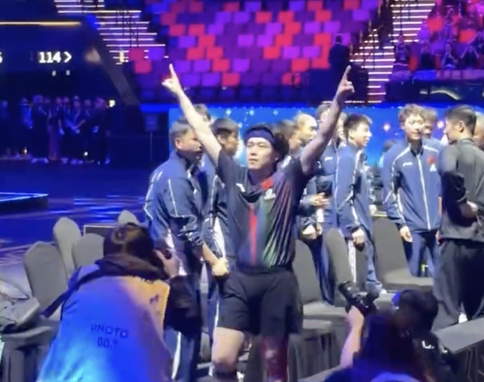 王楚钦力克松岛辉空首夺世界杯冠军，赛后拥抱